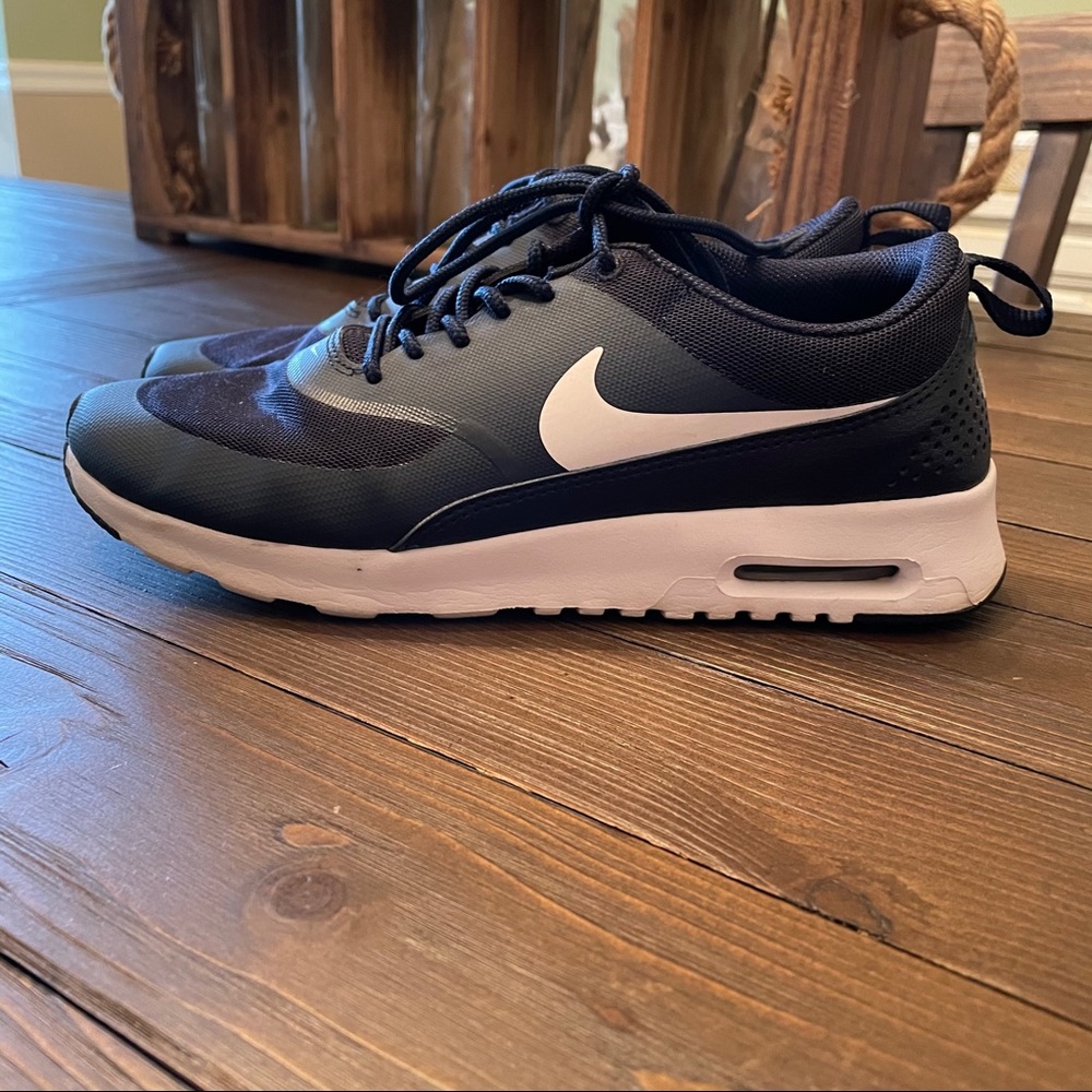 Nike navy blue tennis shoes
